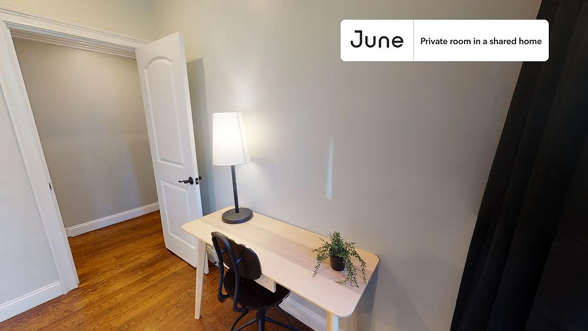 Queen bedroom in 4 bed/1.5 bath home in Brighton #569 D — Photo 4