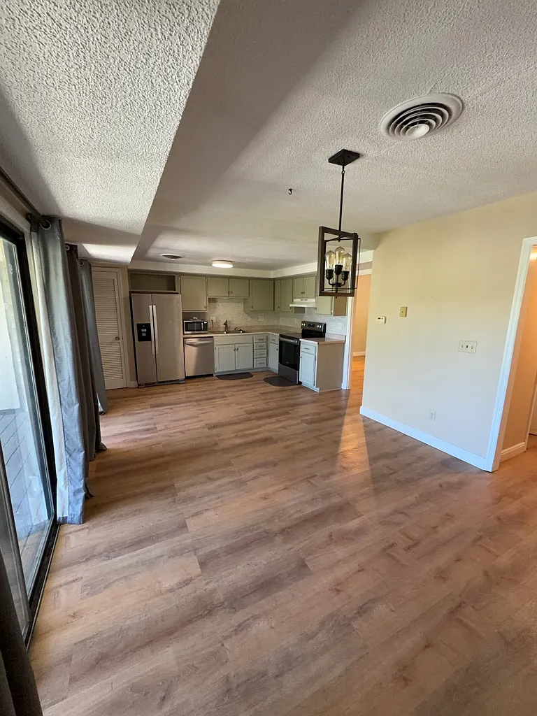 4 bed, 2.5 bath, 1576 sqft, $2,395 — Photo 3