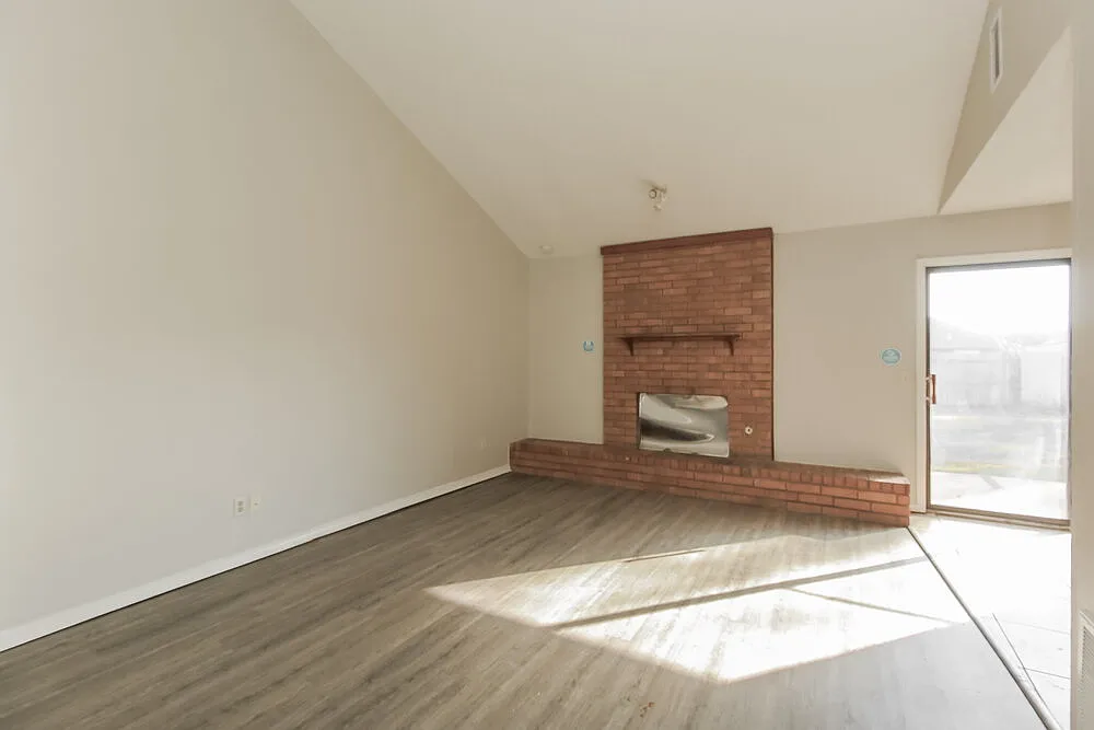 3 bed, 2.0 bath, 1259 sqft, $1,435 — Photo 3