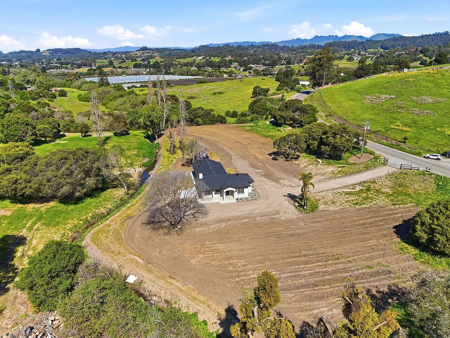Beautiful Gated Country Property — Photo 1