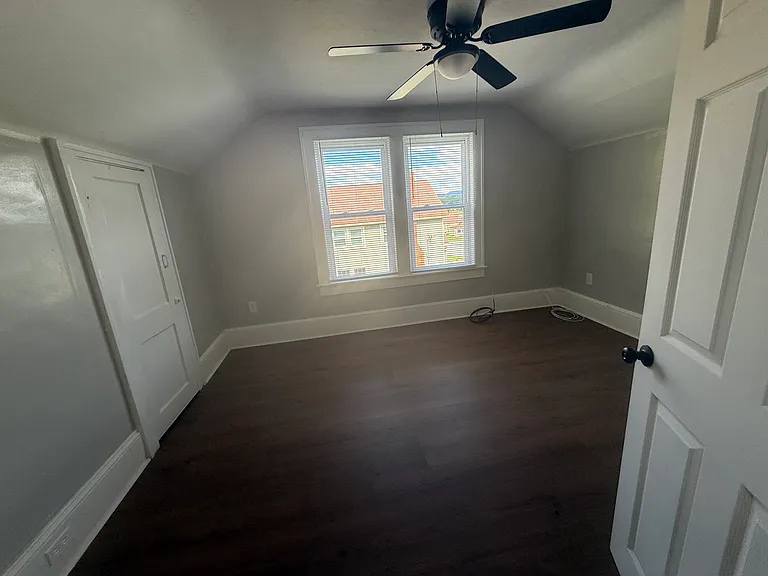 2042 Lee Ave — Photo 17