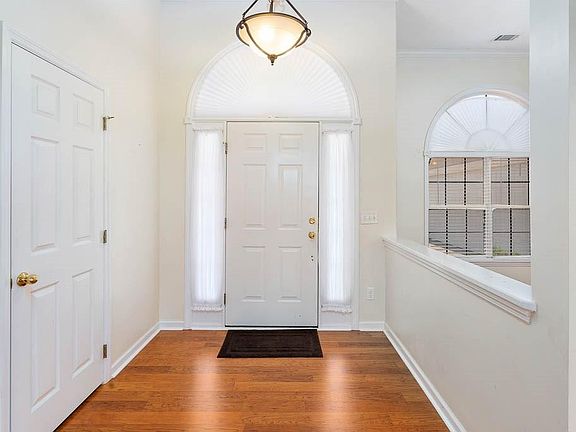 3rd image of 136 Baywood Cir