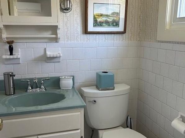 279 Chases Ln, Middletown, RI 02842