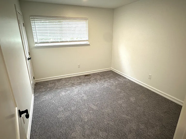 8565 Hampshire Dr — Photo 11