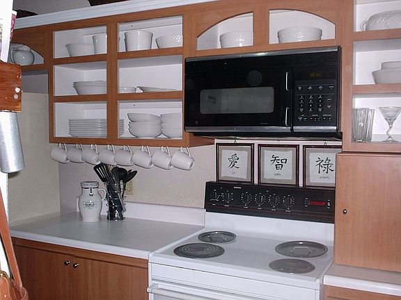 METROPOLITAN EAT IN KITCHEN W/CUSTOM POT RACK, VAULTED CIELING 