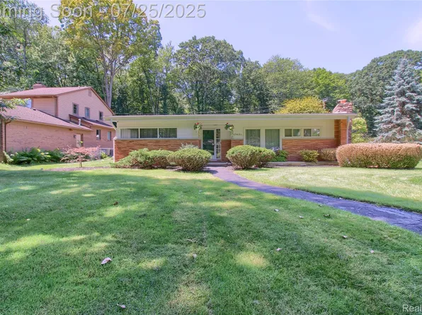 15621 Hidden Ln, Livonia, MI 48154