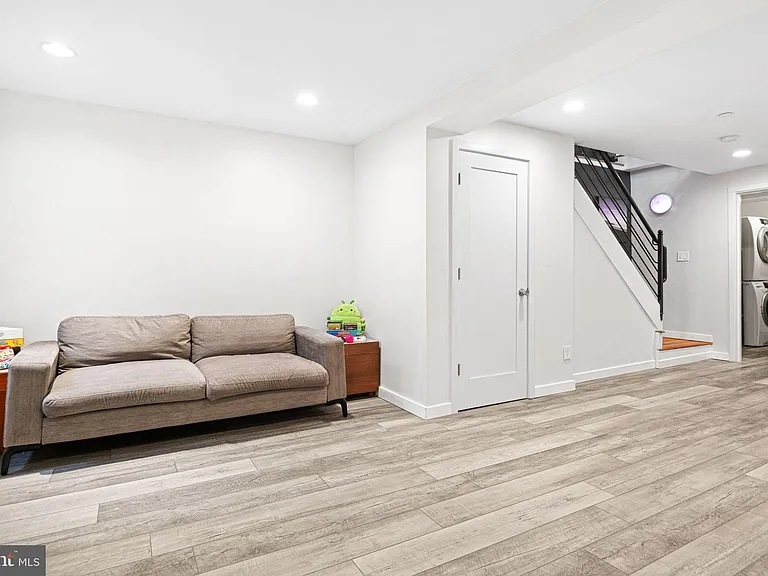 842 N Leithgow St — Photo 24