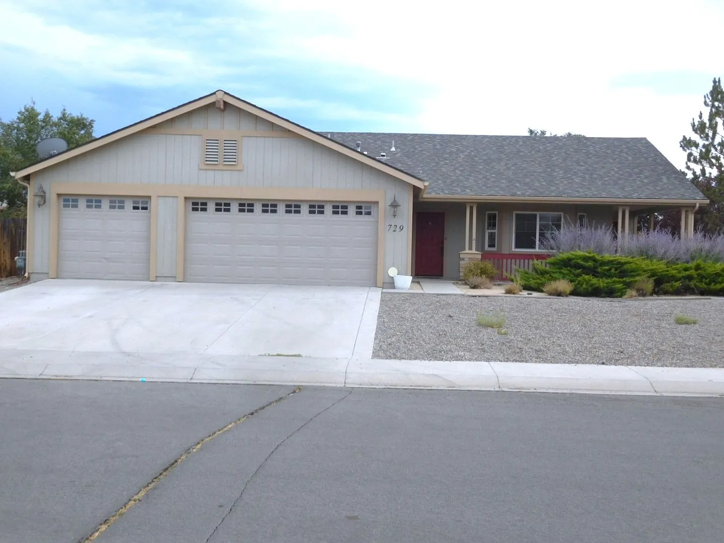 729 Clydesdale Rd photo 1