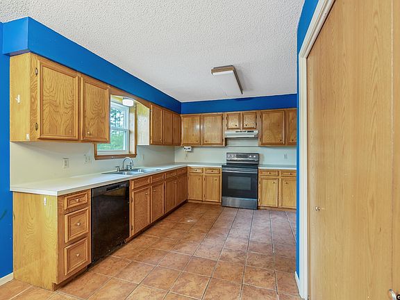 5th image of 210 Leslie Dr