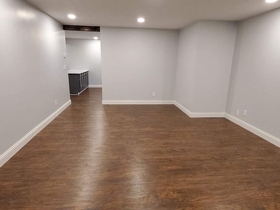 3rd image of 4406 Hillcrest Dr