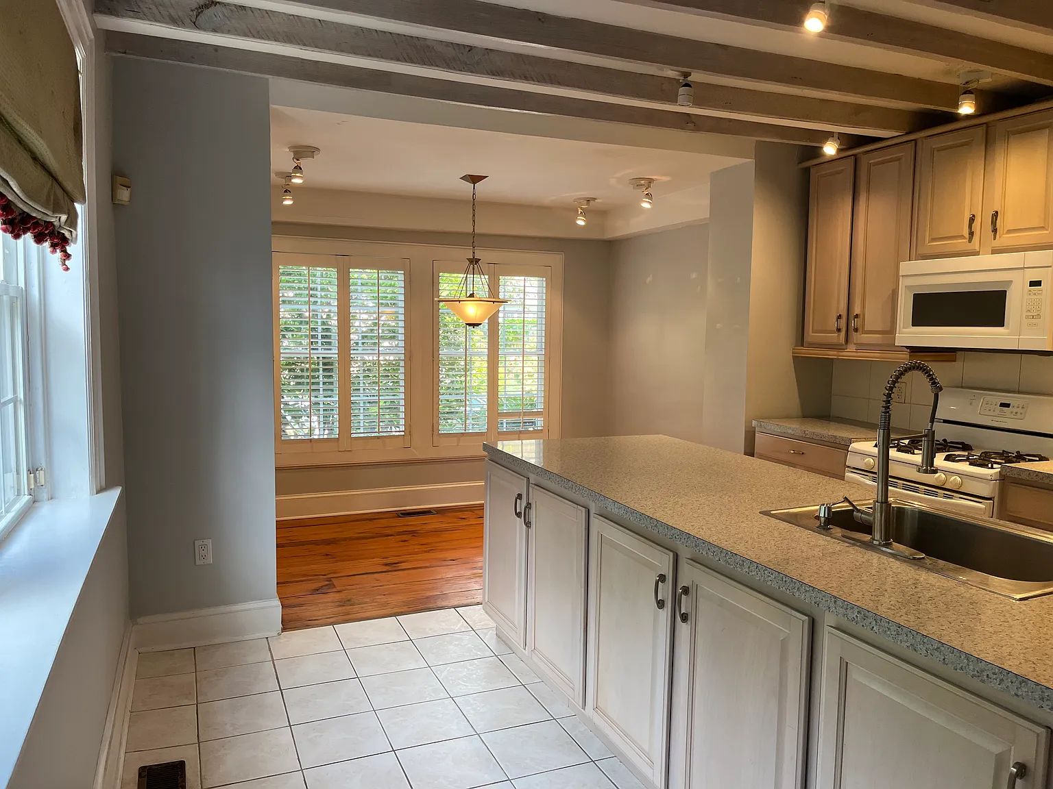 3 bed, 1600 sqft, $3,200 — Photo 3