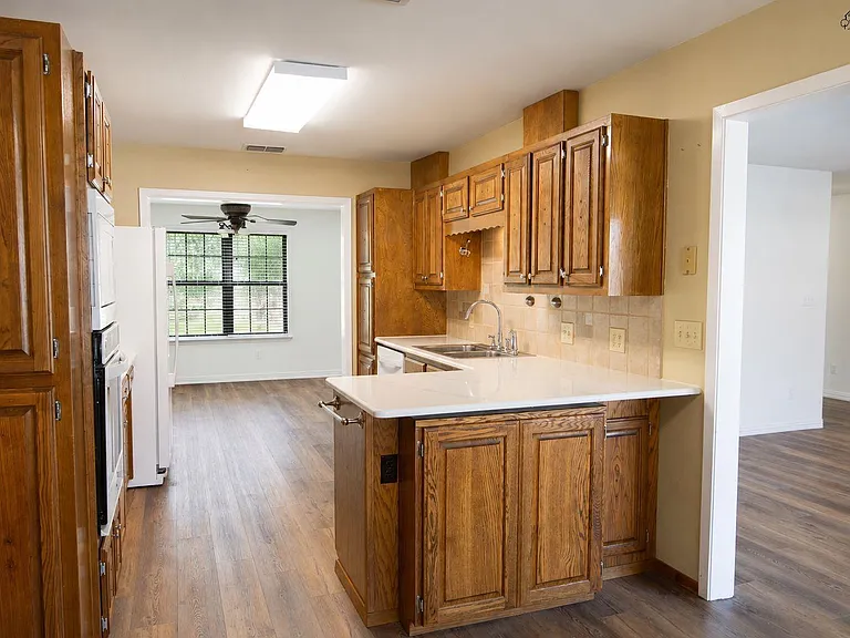 2811 Cromwell Ave — Photo 10