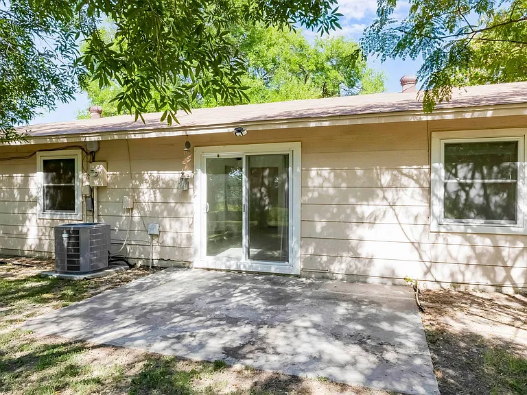 2404 Andover Dr — Photo 32