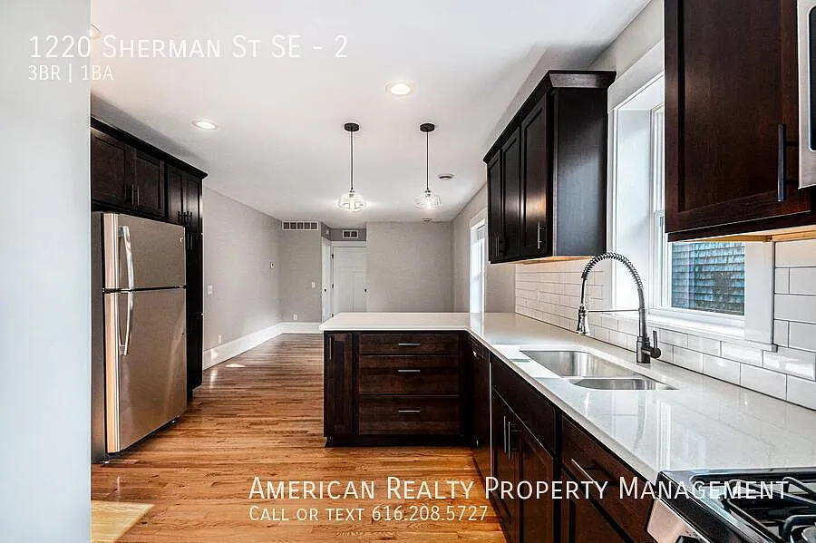 3 bed, 947 sqft, $2,000 — Photo 2