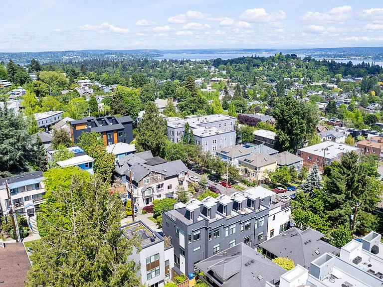 2327 E Denny Way — Photo 34