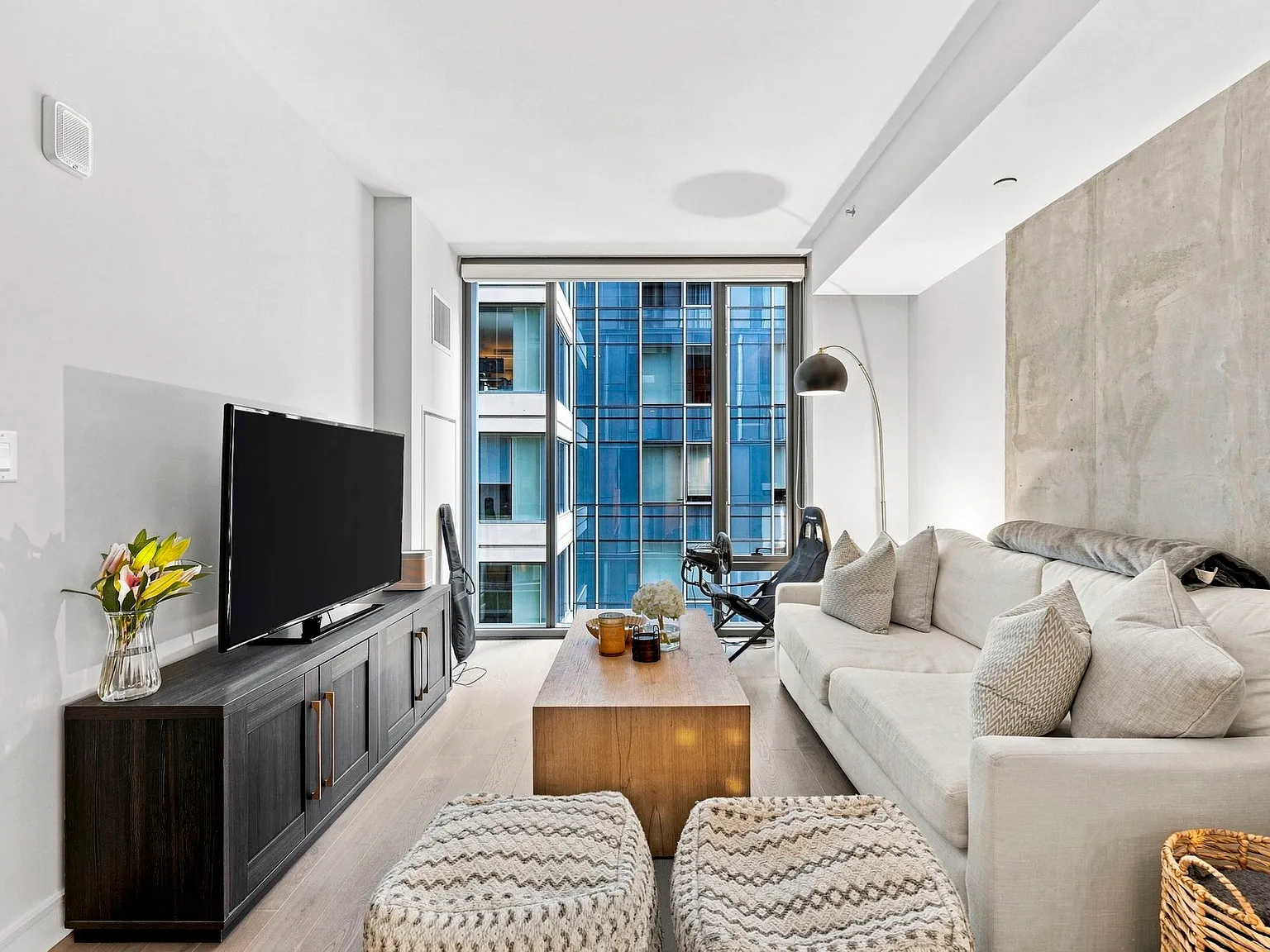 1 bed, 1.0 bath, 570 sqft, $4,500 — Photo 1