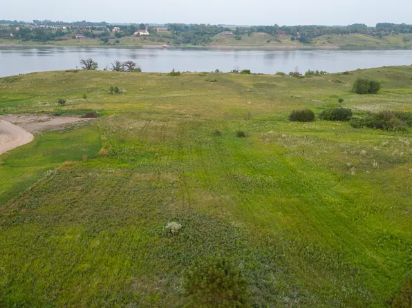 3076 Lake Front Dr, Jamestown, ND 58401
