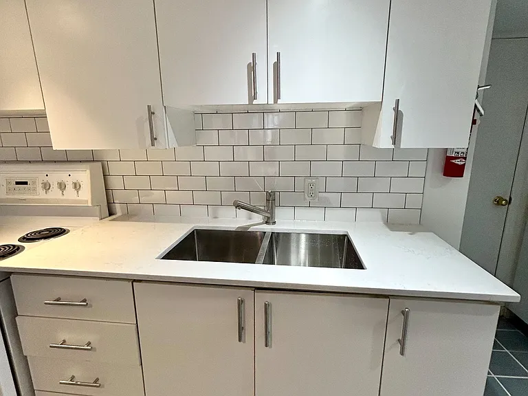 375 Palmerston Blvd #LOWER — Photo 7