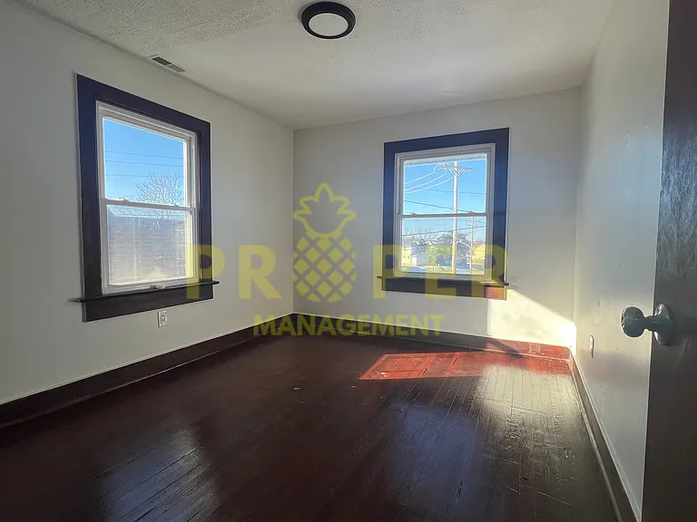 2118 Malvern Ave — Photo 9