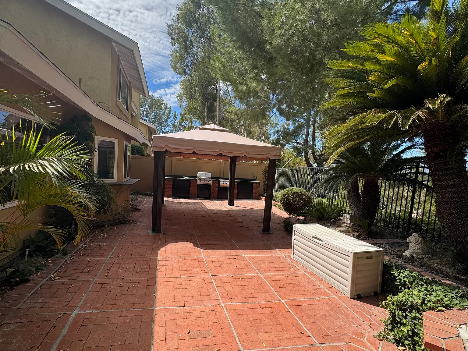 3 bed, 2.5 bath, 1517 sqft, $3,700 — Photo 3