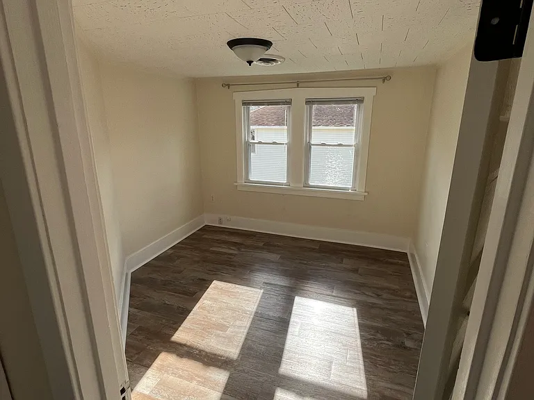 602 Edward St — Photo 9