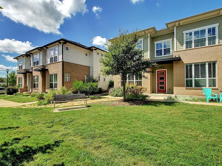 2806 Moreno St — Photo 2