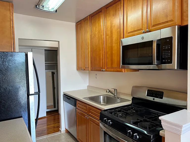 23-50 Waters Edge Dr #4P — Photo 9