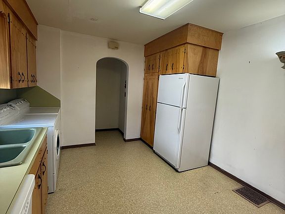 5th image of 212 4th Ave E #1