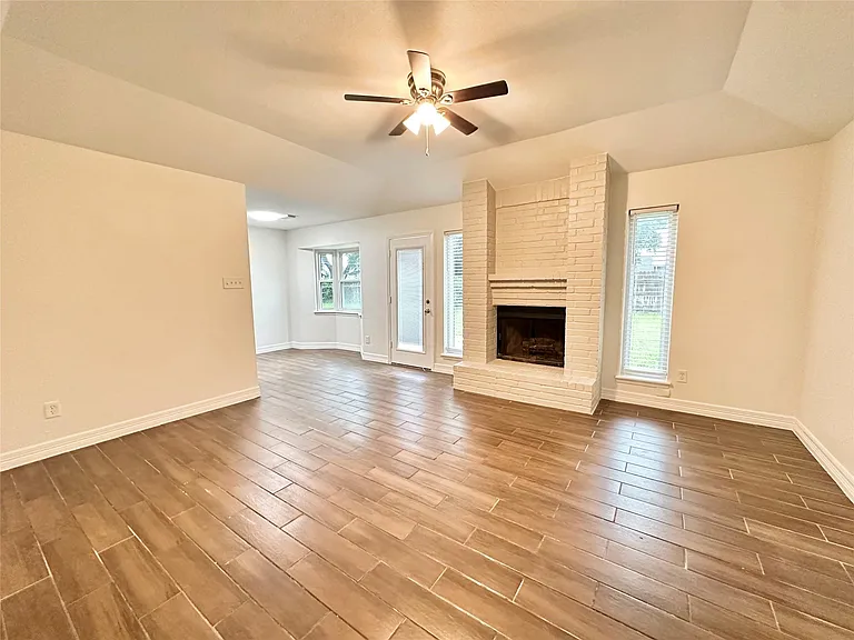 504 Raymond St — Photo 2