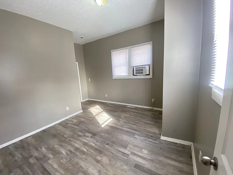 1031 Hartford St — Photo 10