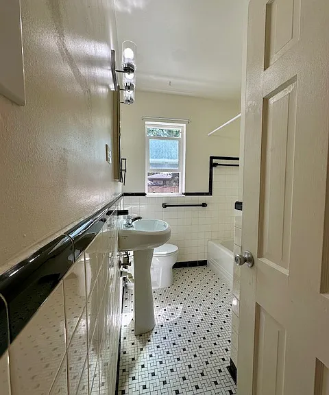 Bathroom, off hallway
6'6" x 7'6"