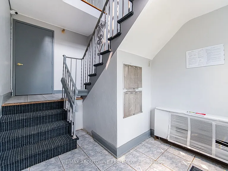 1037 Churchill Ave #1 — Photo 4