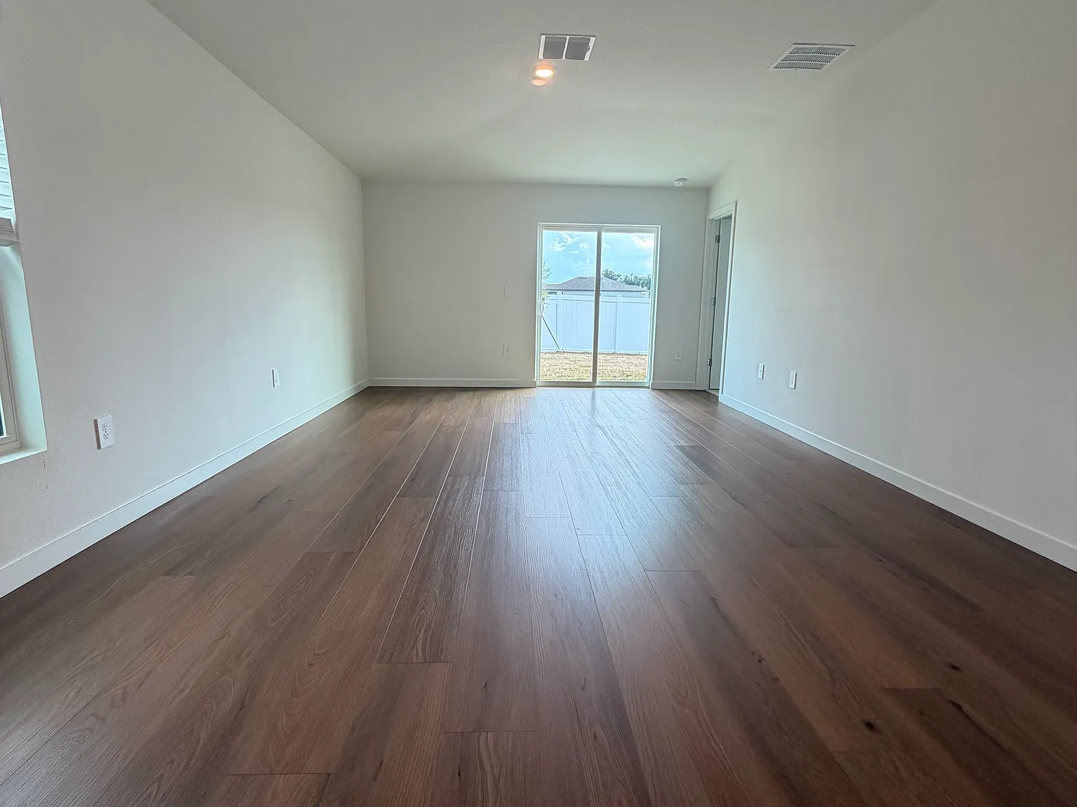 3 bed, 1429 sqft, $1,995 — Photo 2