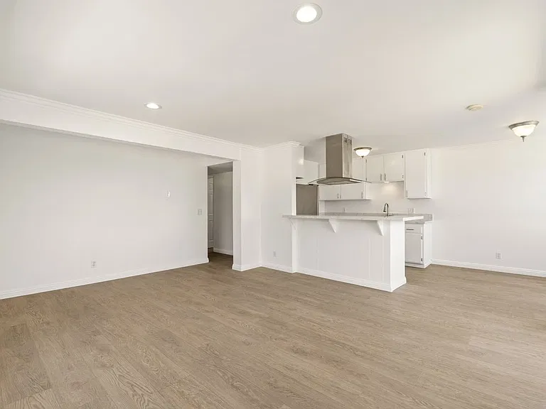 1720 Ardmore Ave #221 — Photo 6