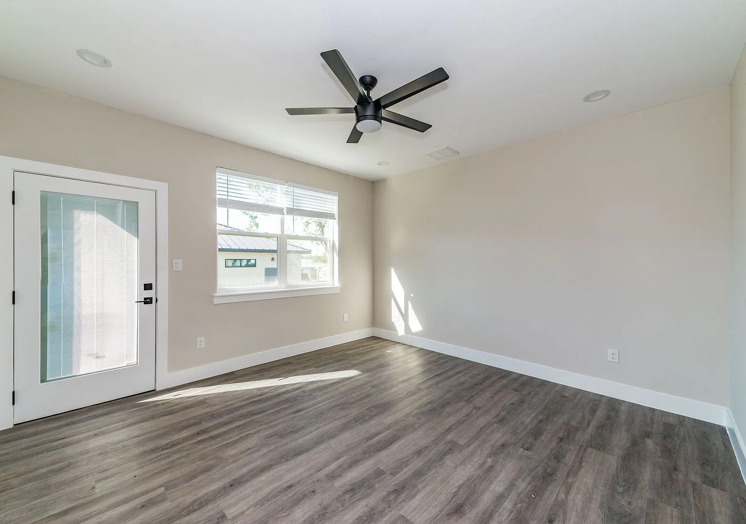 Luxury 3-Bedroom Alamo Heights Townhome — Photo 3