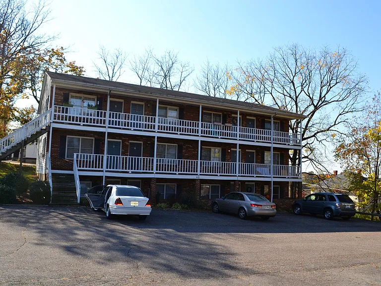 401 Woodland Cir #9 — Photo 2