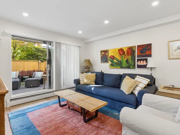 809 W 16th St #107, North Vancouver, BC V7P 1R2