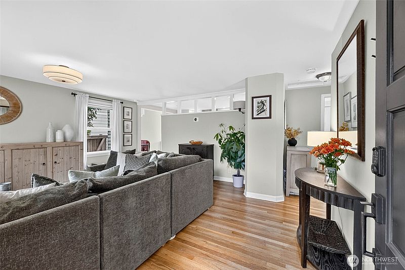 3rd image of 3826 Belvidere Avenue SW