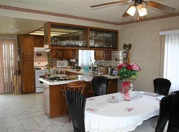 Open kitchen & dining area