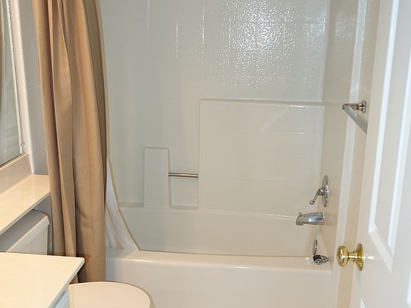4th image of 1706 Hampton Ln
