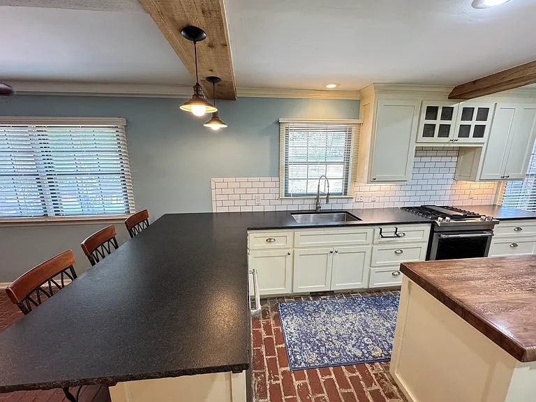 425 E Seneca St — Photo 40