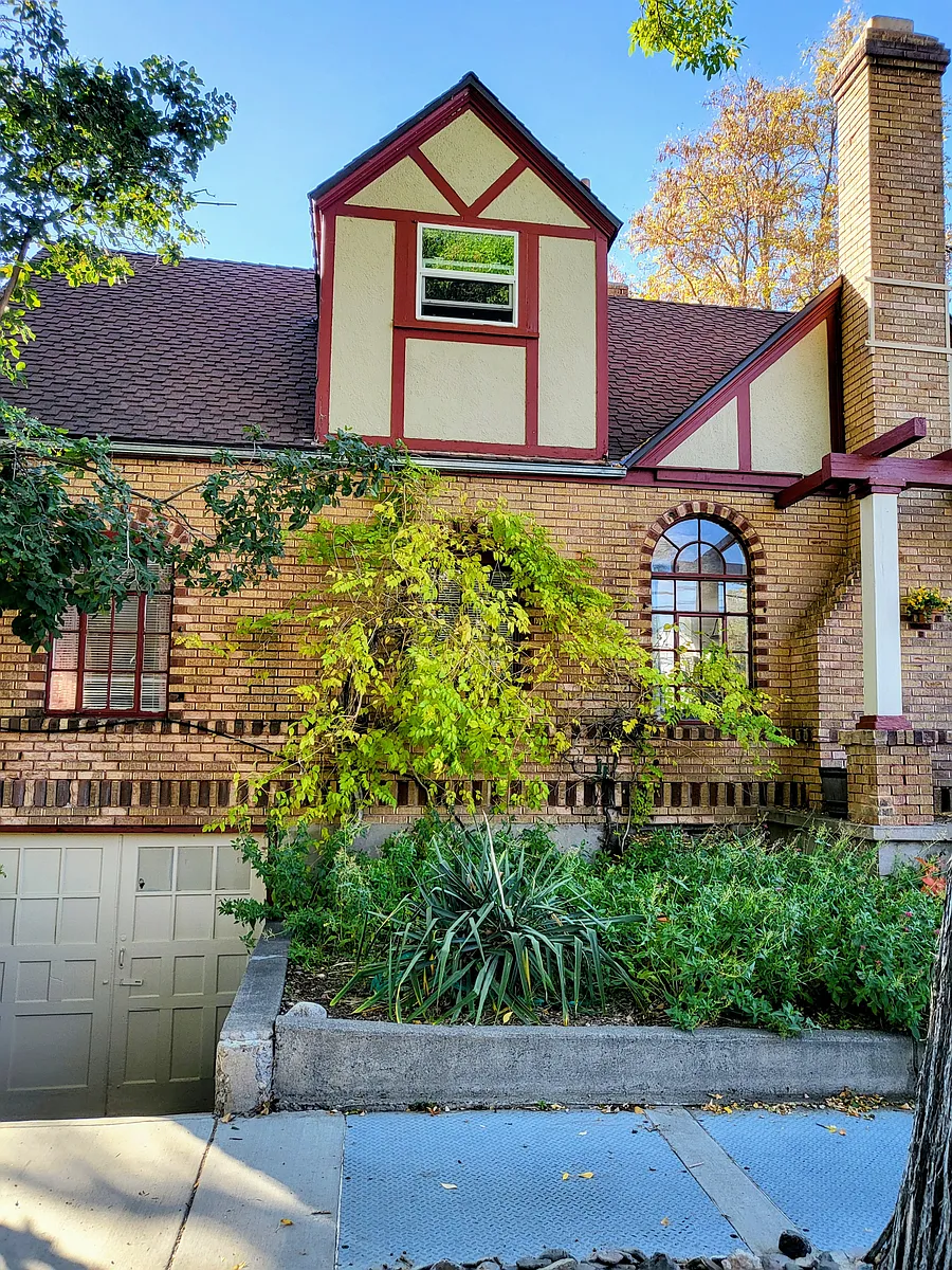 Building Photo - 202 Caliente St