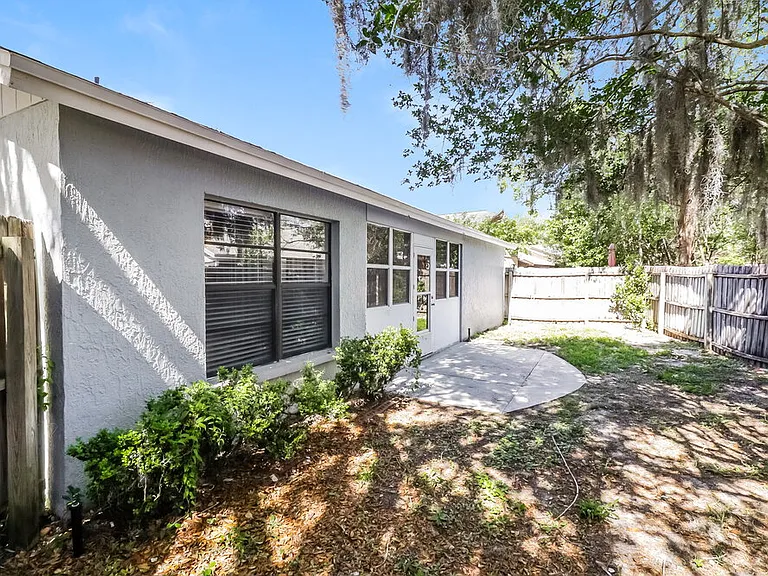 10935 Livingston Dr — Photo 16