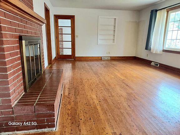4th image of 15 Lloyd Ln