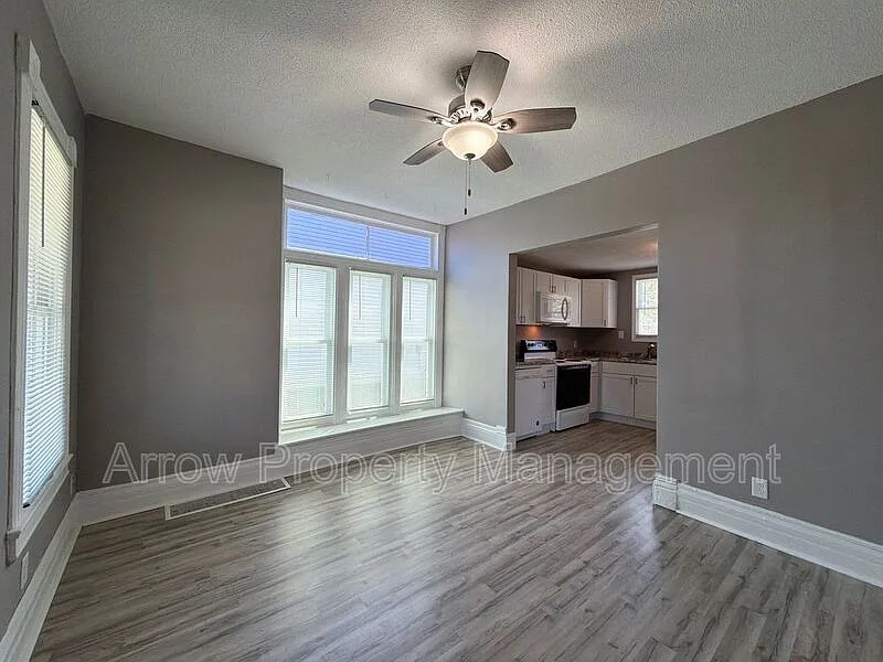 3 bed, 1.0 bath, 1196 sqft, $1,650 — Photo 2