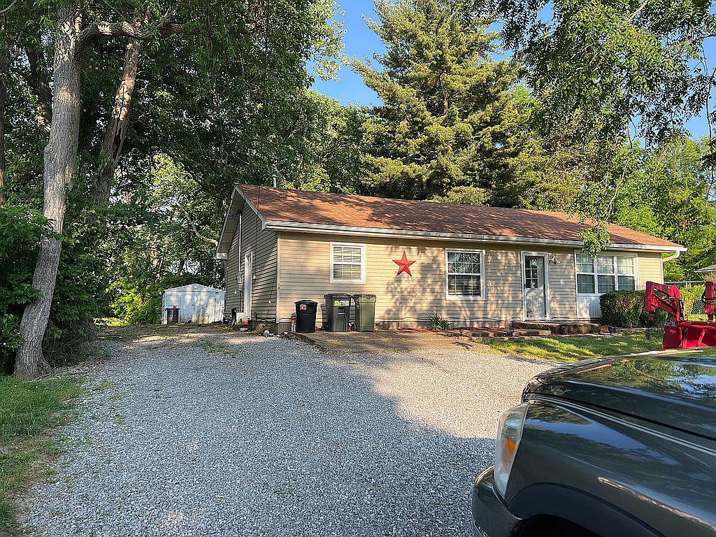 1324 S 1st St, Fairfield, IL 62837 Zillow