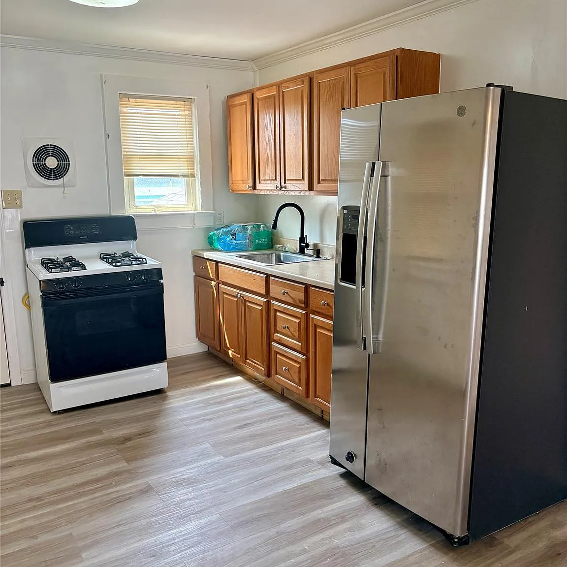 3 bed, 1.0 bath, 840 sqft, $3,600 — Photo 4
