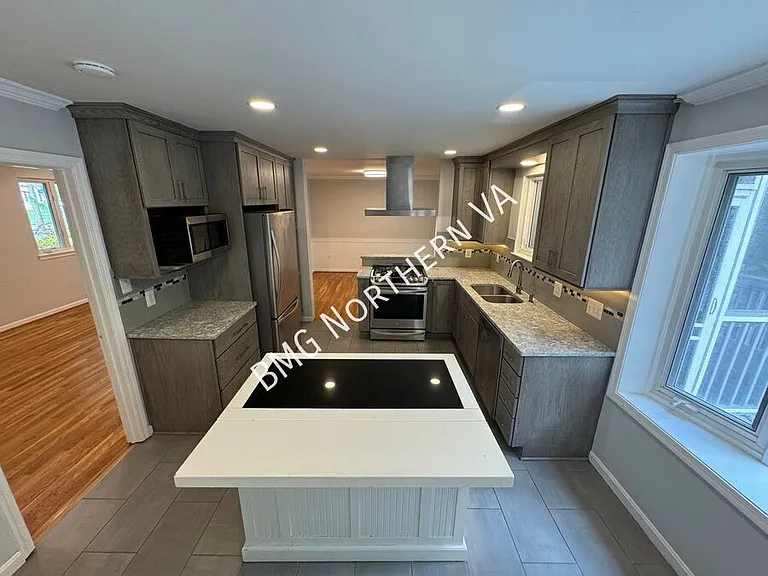 5406 Gainsborough Dr — Photo 7