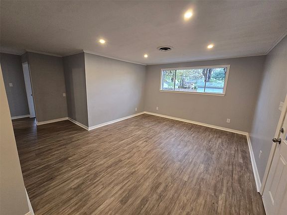 4th image of 233 Roma Dr