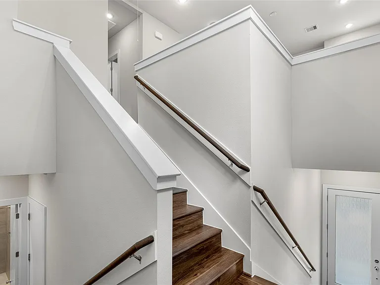 604 Thornton Oaks Ln #B — Photo 2